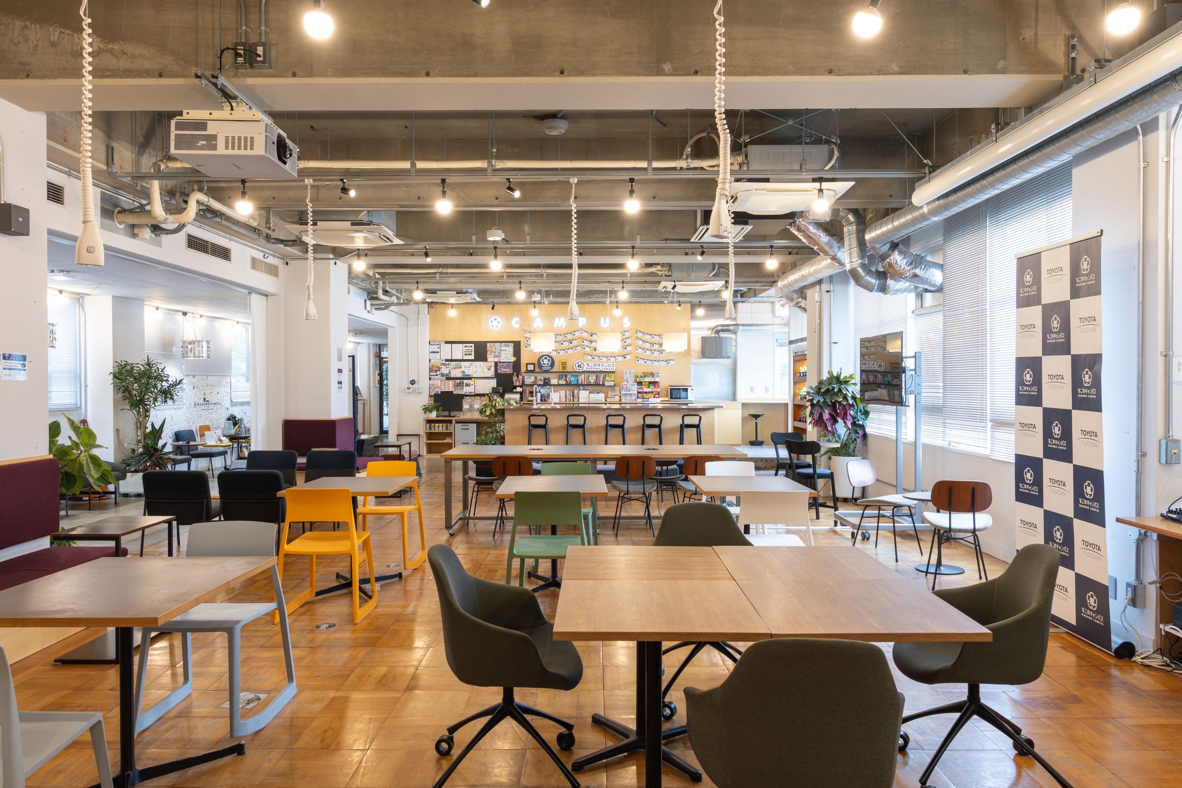 コワーキングスペースの内観